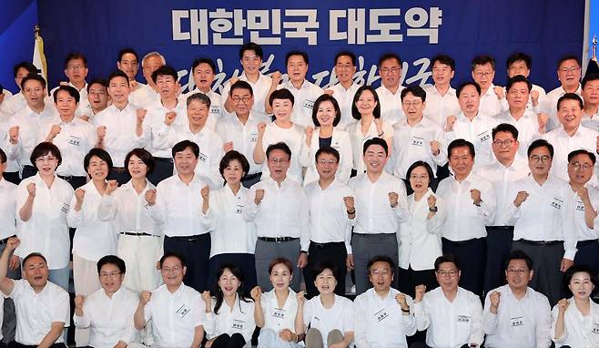 한병도(두 번째 줄 왼쪽 일곱 번째) 더불어민주당 대표 직무대행 겸 원내대표가 3일 서울 용산 서울드래곤시티호텔에서 열린 더불어민주당 후반기 국회 대비 국회의원 워크숍에서 의원들을 비롯한 참석자들과 기념촬영을 하고 있다. 뉴시스