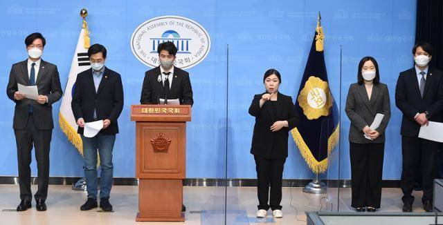 2021년 4·7 재·보궐선거 참패 당시 더불어민주당의 초선 오영환·이소영·장경태·장철민·전용기 의원이 '조국 사태에 반성한다'는 취지의 입장문을 냈다가 강성 당원들로부터 '초선 5적'으로 낙인찍혀 곤욕을 치른 바 있다. 한국일보 자료사진