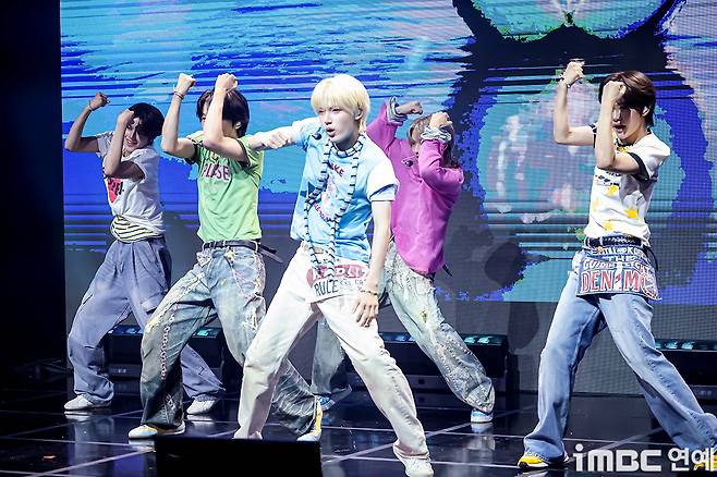 The group VAYONN took the stage at their debut showcase celebrating the release of their first EP, Youth Today, held on the 6th at the NOL Theaters Dongyang Life Hall in Mapo-gu, Seoul. On that day, members Masato, Sen, Jinwi, Ayang, Teru, and Mano took the stage in summery outfits, exuding a refreshing charm.Through this promotional run, VAYONN will kick off their full-fledged debut by presenting the pre-release track Watta Day and the title track MUAH!