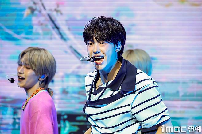 The group VAYONN took the stage at their debut showcase celebrating the release of their first EP, Youth Today, held on the 6th at the NOL Theaters Dongyang Life Hall in Mapo-gu, Seoul. On that day, members Masato, Sen, Jinwi, Ayang, Teru, and Mano took the stage in summery outfits, exuding a refreshing charm.Through this promotional run, VAYONN will kick off their full-fledged debut by presenting the pre-release track Watta Day and the title track MUAH!