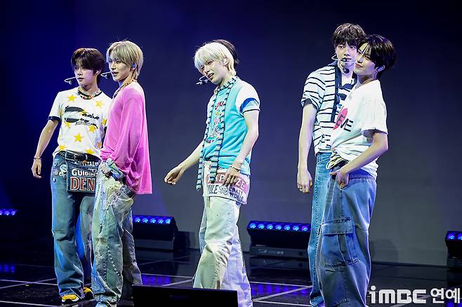 The group VAYONN took the stage at their debut showcase celebrating the release of their first EP, Youth Today, held on the 6th at the NOL Theaters Dongyang Life Hall in Mapo-gu, Seoul. On that day, members Masato, Sen, Jinwi, Ayang, Teru, and Mano took the stage in summery outfits, exuding a refreshing charm.Through this promotional run, VAYONN will kick off their full-fledged debut by presenting the pre-release track Watta Day and the title track MUAH!