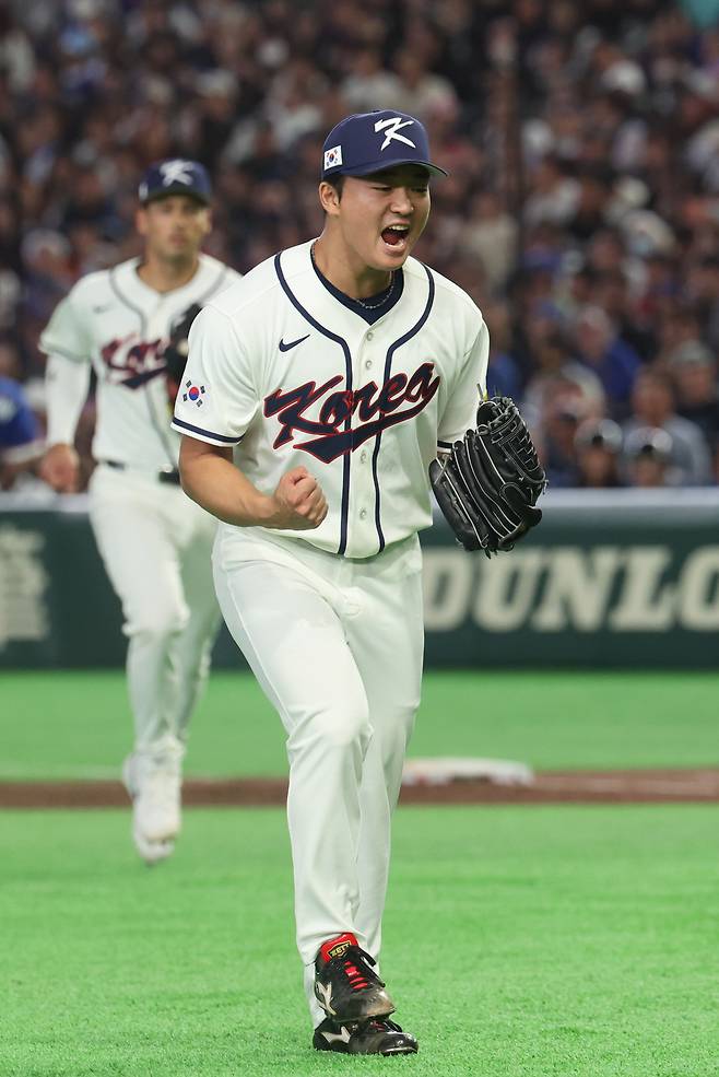 <yonhap photo-5425="">8일 일본 도쿄돔에서 열린 2026 월드베이스볼클래식(WBC) C조 조별리그 3차전 대한민국과 대만의 경기. 9회초를 무실점으로 마무리한 한국 고우석이 포효하고 있다. <저작권자 ⓒ 1980~2026 ㈜연합뉴스. 무단 전재 재배포 금지, AI 학습 및 활용 금지></yonhap>