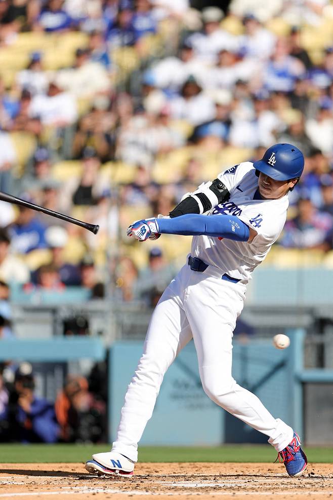<yonhap photo-3575=""> LOS ANGELES, CALIFORNIA - JULY 05: Shohei Ohtani #17 of the Los Angeles Dodgers at bat during the fourth inning against the San Diego Padres at Dodger Stadium on July 05, 2026 in Los Angeles, California. Ryan Sirius Sun/Getty Images/AFP (Photo by Ryan Sirius Sun / GETTY IMAGES NORTH AMERICA / Getty Images via AFP)/2026-07-06 09:53:16/ <저작권자 ⓒ 1980~2026 ㈜연합뉴스. 무단 전재 재배포 금지, AI 학습 및 활용 금지></yonhap>