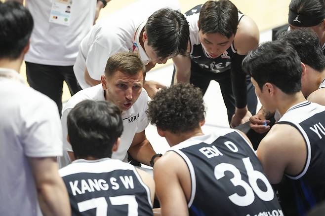 마줄스 대표팀 감독이 6일 고양소노아레나에서 열린 일본과의 2027 FIBA 월드컵 아시아 예선 1라운드 6차전 중 작전을 지시하고 있다. 사진=대한민국농구협회