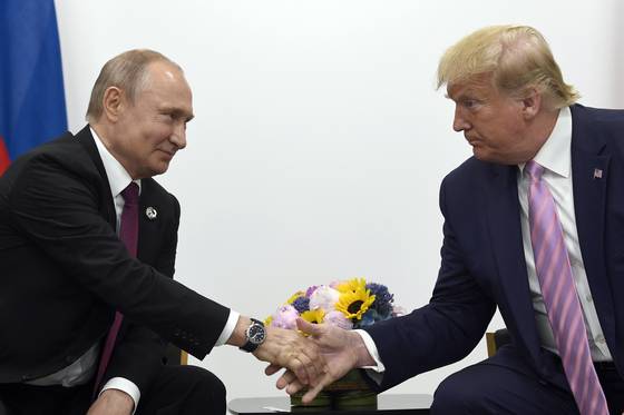 2019년 G20 정상회의에서 만난 푸틴과 트럼프. AP=연합뉴스