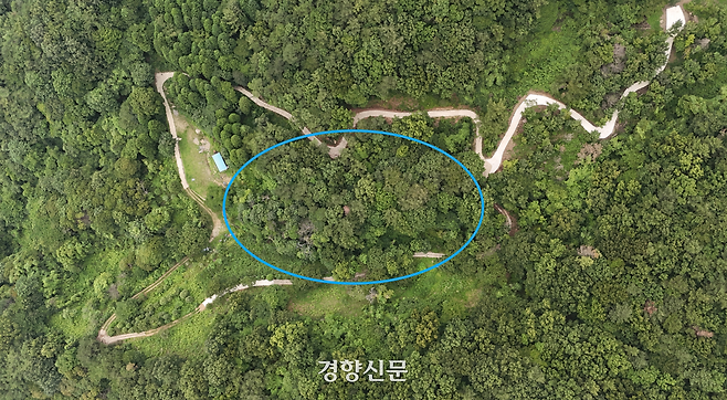 지난달 30일 찾아간 전남광주통합특별시 광양시 옥곡면의 한 농장(사진 파란색 원 부분)을 공중에서 촬영한 모습. 광양시는 2024년 이 농장을 둘러싸고 있는 산길을 2400여만원을 들여 포장했다. 강정일 당시 전남도의원(광양)이 도예산을 따와 사업을 편성했고, 임형석 당시 전남도의원 관련 업체가 공사를 진행했다. 광양|권도현 기자