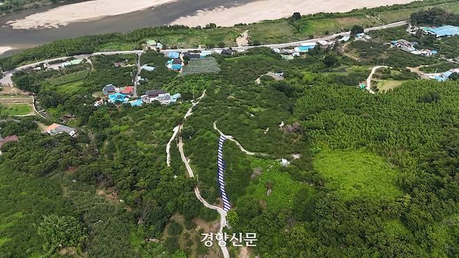 지난달 30일 전남광주통합특별시 광양시 다압면의 한 매실밭에 난 도로를 공중에서 촬영한 모습. 광양시는 2024년 1000만원 가량을 들여 파란색 빗금으로 표시된 산길을 새로 포장했다. 이 밭은 개인 소유로 다른 주민들이 새로 포장된 길을 이용하는 일은 거의 없다. 광양|권도현 기자