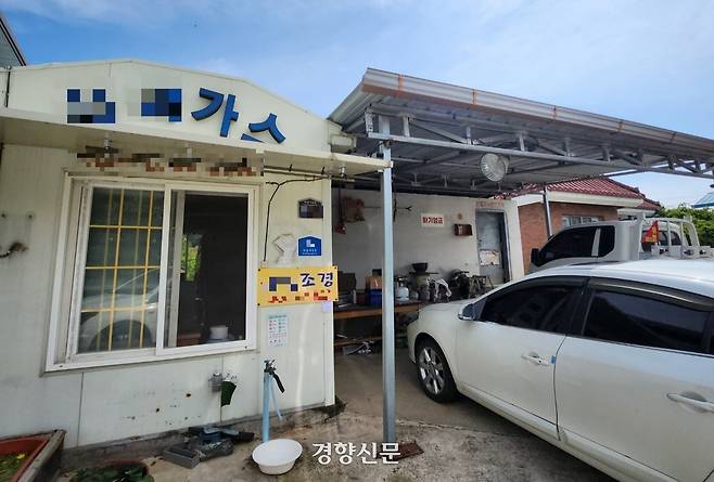 황무용 전 의성군의원이 설립하고 이사직을 유지 중인 조경업체 주소지를 지난달 19일 찾아가보니, 가스회사 간판이 크게 걸려 있었고 조경업체 간판은 한쪽 아래에 작게 붙어 있었다. 조경업체와 가스회사 대표는 모두 황 전 의원의 제부로 돼 있다. 의성|유선희 기자
