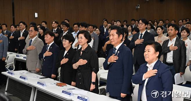 6일 오후 경기도의회 대회의실에서 열린 '제12대 도의회 제1차 민주당 의원 총회'에서 더불어민주당 정청래 전 대표, 문정복 국회의원, 안광률 도의회 대표 의원 등 참석자들이 국민의례를 하고 있다. 윤원규기자