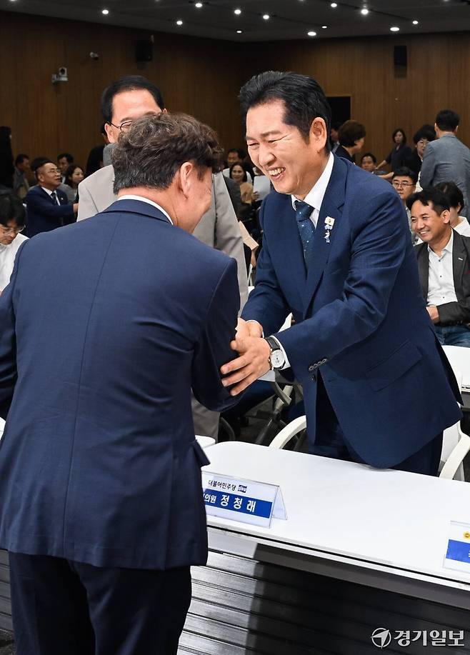 더불어민주당 정청래 전 대표가 6일 오후 경기도의회 대회의실에서 열린 '제12대 도의회 제1차 민주당 의원 총회'에서 의원들과 인사하고 있다. 윤원규기자