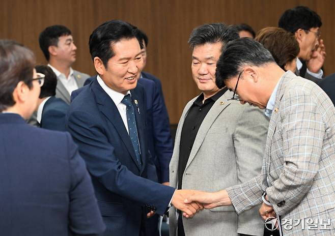 더불어민주당 정청래 전 대표가 6일 오후 경기도의회 대회의실에서 열린 '제12대 도의회 제1차 민주당 의원 총회'에서 의원들과 인사하고 있다. 윤원규기자