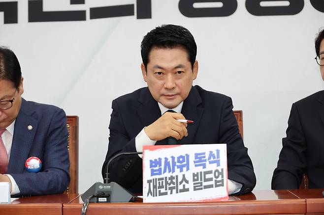 국민의힘 장동혁 대표가 오늘(6일) 국회에서 열린 최고위원회의에 참석해 있다. / 사진=연합뉴스