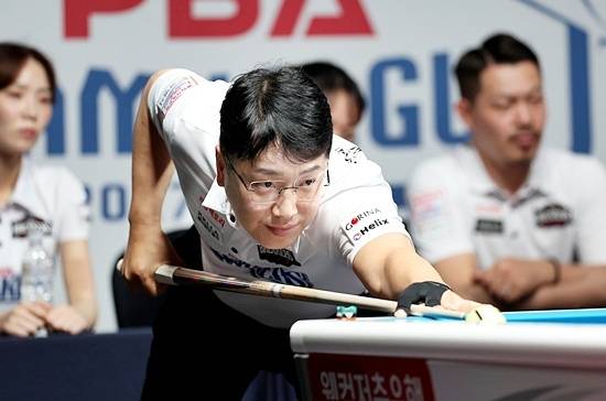 브레이커스 오성욱이 5일 경기도 광명시민체육관에서 열린 PBA팀리그 1라운드 1일차 경기에서 휴온스 강동궁을 꺾고 1268일 만에 단식경기서 승리를 거뒀다. 크라운해태 김남수도 1291일만에 이상대를 물리치고 단식전 승리를 추가했다. (사진=PBA)