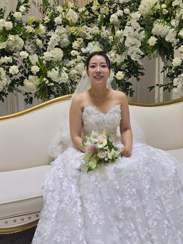 Comedian Park Eun-young has left for her honeymoon in Osaka, Japan, after marrying a non-celebrity businessman five years her junior. Park Eun-young faced difficulties booking flights and accommodations while preparing for the wedding, but after some twists and turns, she decided on Osaka and began her honeymoon.Park Eun-young drew laughter by sharing that, even on the day before the wedding, she still hadnt secured accommodations and feared she might not be able to go on her honeymoon. Although she eventually secured flight tickets and headed to Osaka, the issue of finding local accommodations remained a challenge to be resolved.The wedding, held on the 5th in Yeouido, Seoul, proceeded cheerfully amid congratulations from colleagues. Fellow comedians such as Lee Soo-ji and Park Sung-ho put on celebratory shows and performances, while singers Yumi and Song Pil-geun sang wedding songs to bless the couples future.