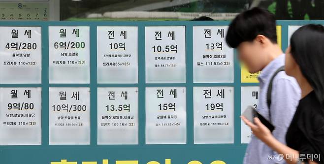 올해 들어 전국 아파트 전월세 거래량이 7% 감소한 반면, 빌라 등 비아파트는 11% 증가하며 '탈 아파트' 현상이 본격화되고 있다.   특히 서울의 아파트 전월세 물건은 2년 전 대비 14.5% 감소했으며, 전세 평균 보증금은 19.1% 상승해 서민들의 부담이 가중되고 있다. 사진은 지난 5일 서울 시내 한 부동산에 전월세 매물이 게시된 모습. 2026.7.5/뉴스1  Copyright (C) 뉴스1. All rights reserved. 무단 전재 및 재배포,  AI학습 이용 금지.