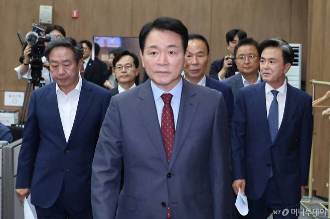 (서울=뉴스1) 신웅수 기자 = 성일종 의원을 비롯한 충청지역 국민의힘 의원들과 김태흠 충남지사, 김영환 충북지사가 29일 서울 여의도 국회 소통관에서 정부의 대규모 호남 반도체 투자 계획과 관련해 기자회견을 하고 있다. 2026.6.29/뉴스1 Copyright (C) 뉴스1. All rights reserved. 무단 전재 및 재배포, AI학습 이용 금지. /사진=(서울=뉴스1) 신웅수 기자