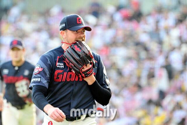 14일 오후 서울 잠실야구장에서 진행된 '2026 신한 SOL KBO 리그' 롯데 자이언츠 - LG 트윈스 경기. 롯데 선발 비슬리가 이닝을 끝낸 뒤 글러브를 물고 있다./곽경훈 기자