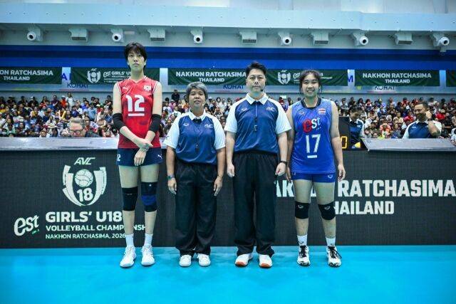 한국 U18 여자배구 대표팀의 캡틴이자 193cm 미들블로커 박서윤이 6일 태국에서 열린 2026 아시아배구연맹(AVC) 아시아선수권 태국과 4강전을 앞두고 태국의 주장 니차콘 사왕웡, 심판진과 나란히 기념 촬영을 하고 있다./AVC 제공