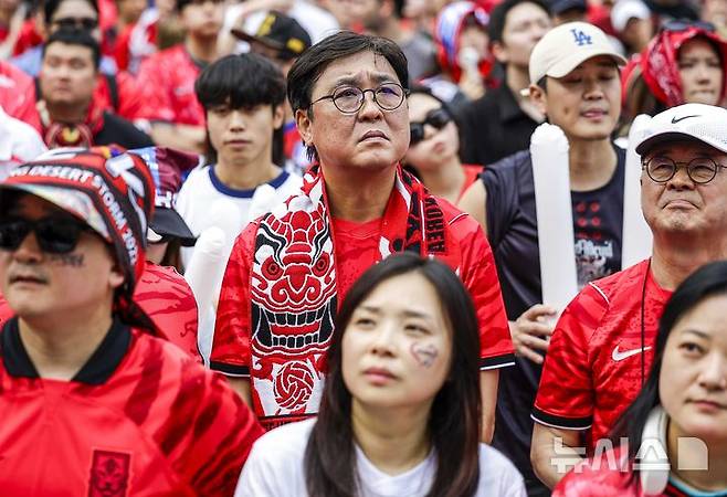 [서울=뉴시스] 정병혁 기자 = 2026 북중미 월드컵 조별리그 A조 1차전 대한민국과 체코의 경기가 열린 12일 서울 종로구 광화문광장에서 최휘영 문화체육관광부 장관이 응원을 하고 있다. 2026.06.12. jhope@newsis.com