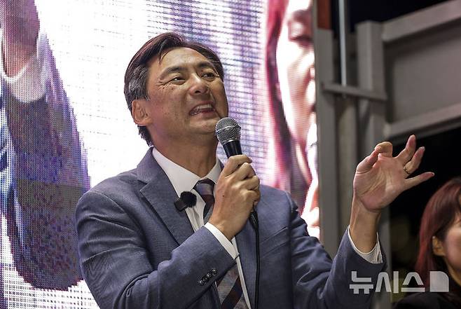 [서울=뉴시스] 정병혁 기자 = 법원이 이재명 대통령에 대한 허위 사실을 유포해 명예를 훼손한 혐의를 받는 모스 탄(한국명 단현명)씨가 법무부의 출국정지 연장 신청에 불복해 낸 집행정지 신청을 기각했다. 사진은 지난달 10일 모스 탄씨가 서울 송파구 올림픽공원 장미광장 앞에서 열린 자유와혁신 6.3 부정선거 대국민 보고대회에서 발언하고 있는 모습. 2026.07.06. jhope@newsis.com