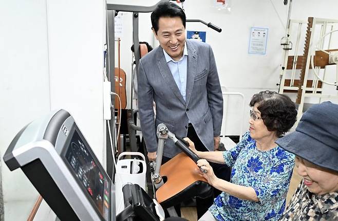 [서울=뉴시스]오세훈 서울시장이 6일 서대문구 시립서대문노인종합복지관을 찾아 어르신들과 인사를 나누고 있다. (사진=서울시 제공) 2026.07.06. photo@newsis.com *재판매 및 DB 금지 *재판매 및 DB 금지