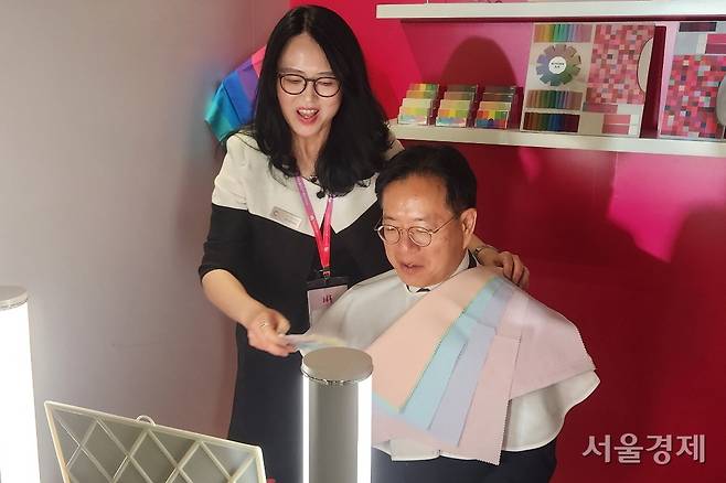25일 하이커 그라운드에 설치된 체험관에서 강정원 문체부 관광정책실장이 직접 퍼스널컬러 진단 체험을 하고 있다. 최수문기자