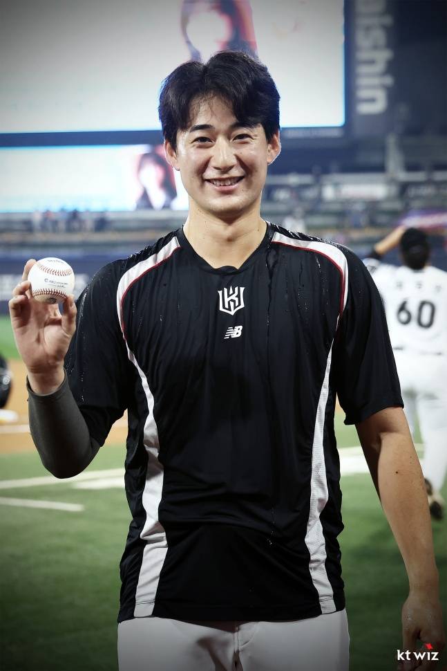 KT 일본인 아시아쿼터 스기모토 코우키가 5일 수원 롯데전에서 KBO 데뷔 첫승을 거두고 기념구를 들고 있다. /사진=KT 위즈 제공