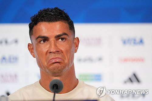 크리스티아누 호날두가 이번 2026 국제축구연맹(FIFA) 북중미 월드컵이 자신의 마지막 월드컵이라고 선언했다. 영국 가디언 등 복수의 외신에 따르면 호날두는 6일(한국시간) 스페인과의 2026 북중미 월드컵 16강전을 하루 앞두고 열린 기자회견에서 이번 대회가 자신의 마지막 월드컵이라고 공식 확인했다. 연합뉴스
