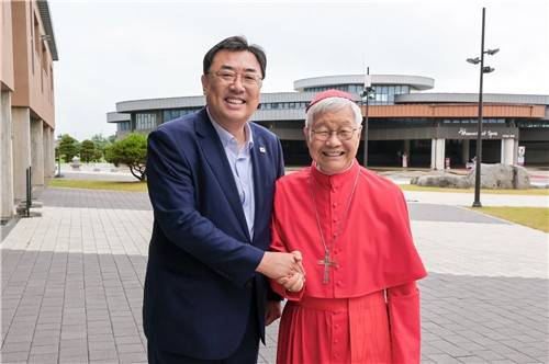 김기재 당진시장과 유흥식 교황청 성직자부 장관 [당진시 제공. 재판매 및 DB 금지]