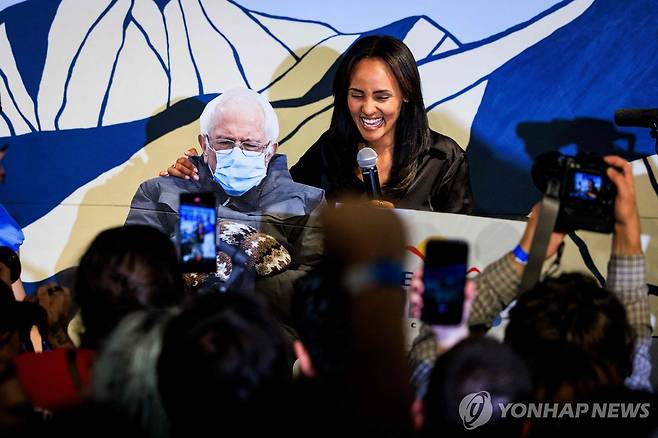 콜로라도 연방 하원의원 예비선거에서 승리한 민주사회주의 후보 멜랏 키로스(우측)과 버니 샌더스(좌측) 상원의원 [AFP=연합뉴스 자료사진.재판매 및 DB 금지]