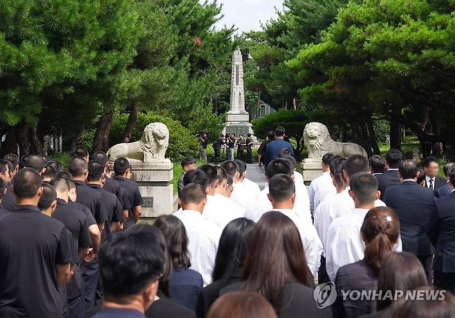 광주학생독립운동기념탑 참배하는 배재고 학생들 (전남광주=연합뉴스) 정다움 기자 = 서울 배재고 학생들이 6일 전남광주통합특별시 광주제일고등학교를 찾아 사과한 뒤 광주학생독립운동기념탑을 참배하고 있다.     배재고 야구부 학생들은 최근 고교야구선수권대회에서 "스타벅스 가야지"라는 5·18 조롱 응원 구호로 공분을 샀다. 2026.7.6 [공동취재] daum@yna.co.kr