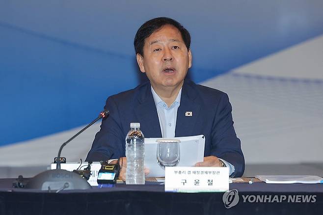 구윤철 부총리, 서비스산업 경쟁력 강화 TF 2차 회의 (서울=연합뉴스) 서대연 기자 = 구윤철 부총리 겸 재정경제부 장관이 6일 서울 중구 웨스틴 조선 서울에서 열린 서비스산업 경쟁력 강화 TF 2차회의에서 모두발언을 하고있다. 2026.7.6 dwise@yna.co.kr