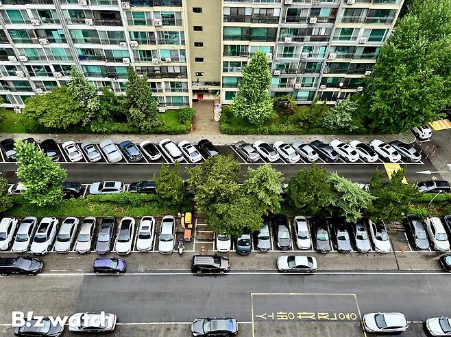 출근 시간이 지난 오전임에도 단지 내엔 차량이 빼곡히 주차돼 있었다. /사진=김진수 기자