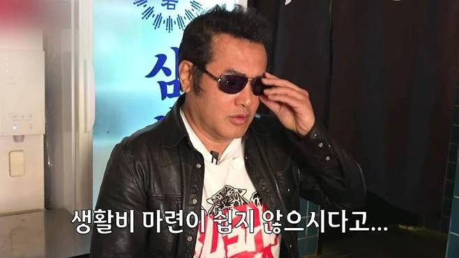 Actor Kim Bo-sung recently appeared on the web variety show Malja Show and revealed that he lost a massive fortune—equivalent to the price of two apartments in Gangnam—due to failed stock investments. He has mentioned financial difficulties caused by stock investments on several occasions in the past.Last May, Kim Bo-sung also confessed on the YouTube channel Recent News Olympics that he had lost his entire fortune through stock investments and had experienced delistings on multiple occasions. Kim Bo-sung, who made his debut in the 1989 film *Happiness Isnt Determined by Grades*, has since appeared in a wide variety of productions.