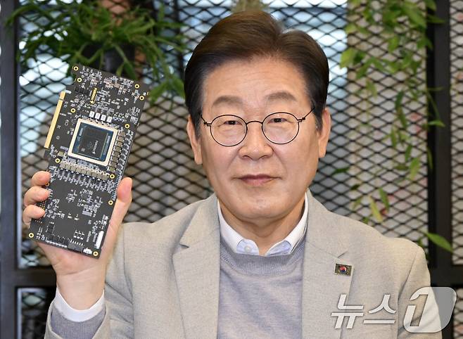이재명 대통령이 더불어민주당 대선 예비후보 시절인 지난해 4월 14일 서울 강남구 퓨리오사AI에서 퓨리오사AI NPU칩을 들어보이고 있다. 2025.4.14 ⓒ 뉴스1 국회사진취재단