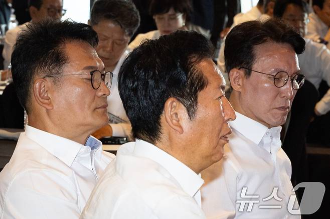 정청래 전 더불어민주당 대표(가운데)와 송영길 전 대표(왼쪽), 김민석 전 총리. 2026.7.3 ⓒ 뉴스1 유승관 기자