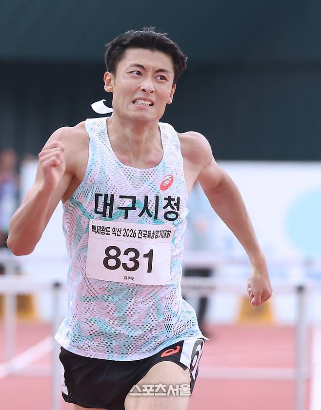 [클로즈UP] ‘본인도 깜짝 놀란’ 김주호, 남자 400m 허들 역대 2위 기록으로 우승...백제왕도 익산 2026 육상
