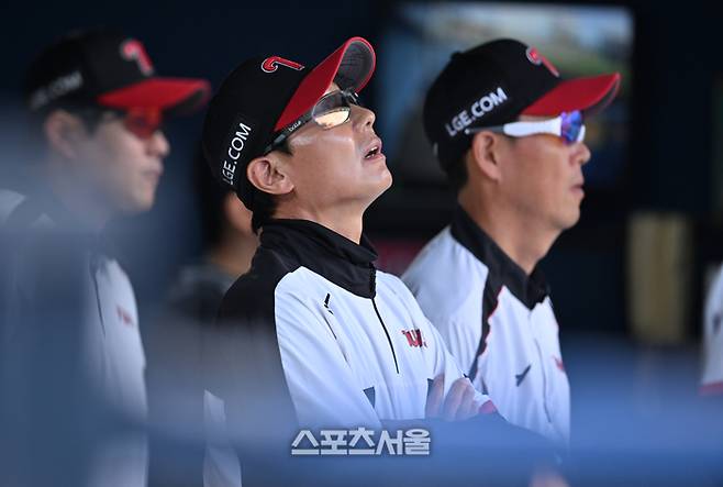 LG 염경엽 감독이 9일 서울 잠실구장에서 열린 2026 KBO리그 SSG전을 지켜보며 아쉬워하고 있다. 잠실 | 최승섭 기자 thunder@sportsseoul.com