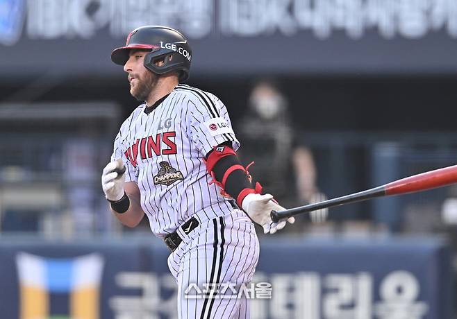 LG 오스틴이 15일 서울 잠실구장에서 열린 2026 KBO리그 롯데전 1회말 2사 내야안타를 치고 있다. 잠실 | 최승섭 기자 thunder@sportsseoul.com