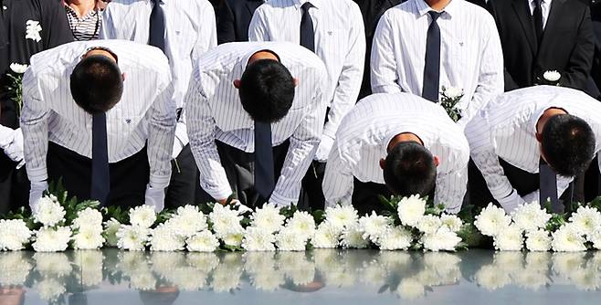 국립 5·18 민주묘지에서 배재고등학교 야구부 학생들이 참배하고 있다. 배재고 야구부 학생들은 최근 고교야구선수권대회에서 “스타벅스 가야지”라는 5·18 조롱 응원 구호로 공분을 샀다. 2026.7.6 공동취재·연합뉴스