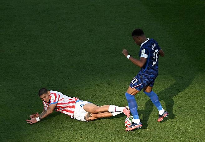 France's forward #10 Kylian Mbappe and Paraguay's defender #04 Juan Jose Caceres fight for the ball during the 2026 World Cup round of 16 football match between Paraguay and France at the Philadelphia Stadium in Philadelphia on July 4, 2026.  (Photo by Jewel SAMAD / AFP)  <저작권자(c) 연합뉴스, 무단 전재-재배포, AI 학습 및 활용 금지>