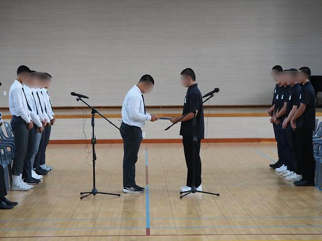 5·18민주화운동 조롱성 응원으로 논란을 빚은 서울 배재고 야구부원과 학생주장이 6일 광주제일고를 방문해 사과문을 전달하고 있다. /김영근 기자