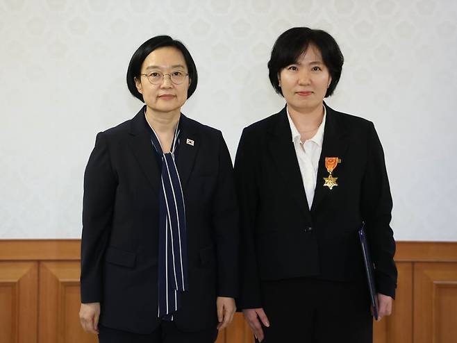 한성숙 국무총리가 7일 오후 서울 종로구 정부서울청사에서 열린 적극행정 유공 포상 수여식에서 김지영 질병관리청 과학기술서기관에게 녹조근정훈장을 수여한 뒤 기념촬영 하고 있다. 뉴시스
