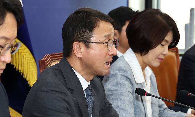 한병도 더불어민주당 대표 직무대행 겸 원내대표가 7일 국회에서 열린 원내대책회의에서 발언하고 있다. 윤운식 선임기자 yws@hani.co.kr