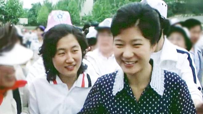 고(故) 최태민 목사가 설립한 새마음갖기 운동본부 관련 새마음 봉사단 총재였던 박근혜(오른쪽) 전 대통령과 새마음 대학생 총연합회장이었던 최서원(개명 전 최순실)씨가 1979년 6월 10일 서울 한양대에서 열린 제1회 새마음 제전에 참석한 당시 모습. 두 사람 모두 20대 시절. 한국일보 자료사진
