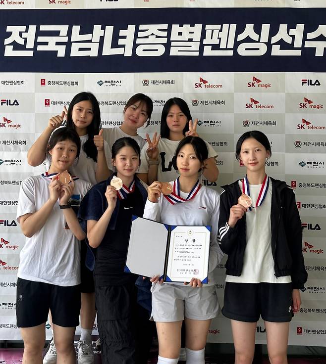 (하단 좌측부터) 장유선, 김의빈, 편규희, 조하진, (상단 좌측부터) 김사랑, 서예진 코치, 유민정 선수. 이리여자고등학교 제공