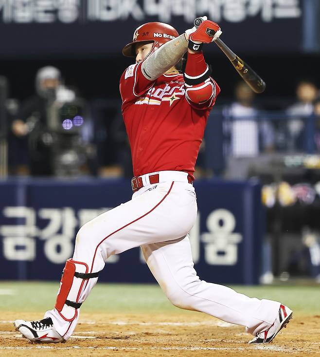 11년 연속 20홈런 대업을 눈앞에 둔 최정의 타격 모습. SSG 제공