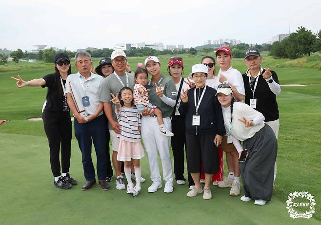 ▲ 김효주(가운데)가 5일 인천 베어즈베스트 청라 골프클럽에서 막을 내린 제16회 롯데 오픈에서 우승을 차지한 뒤 아버지인 김창호(오른쪽 두번째) 강원도골프협회장을 비롯한 가족들과 기념 촬영하고 있다. 한국여자프로골프투어 제공