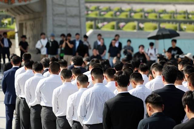 6일 오후 전남광주통합특별시 북구 국립 5·18 민주묘지에서 광주제일고등학교·배재고등학교 학생들이 참배하고 있다. 배재고 야구부 학생들은 최근 고교야구선수권대회에서 “스타벅스 가야지”라는 5·18 조롱 응원 구호로 공분을 샀다. 사진=연합뉴스