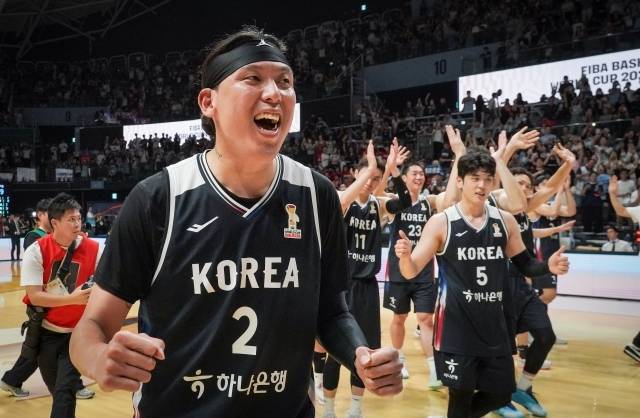 하윤기의 부상, 이현중의 공백, 그리고 송교창, 안영준 등 핵심 포워드들의 부상 이탈로 대한민국의 높이는 분명 아쉬웠다. 이로 인해 호킨슨과 와타나베가 버틴 일본을 감당하는 건 쉽지 않아 보였다. 우려만큼 두 사람은 위협적이었다. 그럼에도 장재석이 호킨슨을 잘 상대한 것처럼 최준용이 와타나베를 상대로 우위를 점하면서 기대 이상의 성과를 낼 수 있었다. 사진=대한민국농구협회 제공